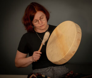 Valentina spielt bei einem Breathwork-Retreat eine Rahmentrommel.